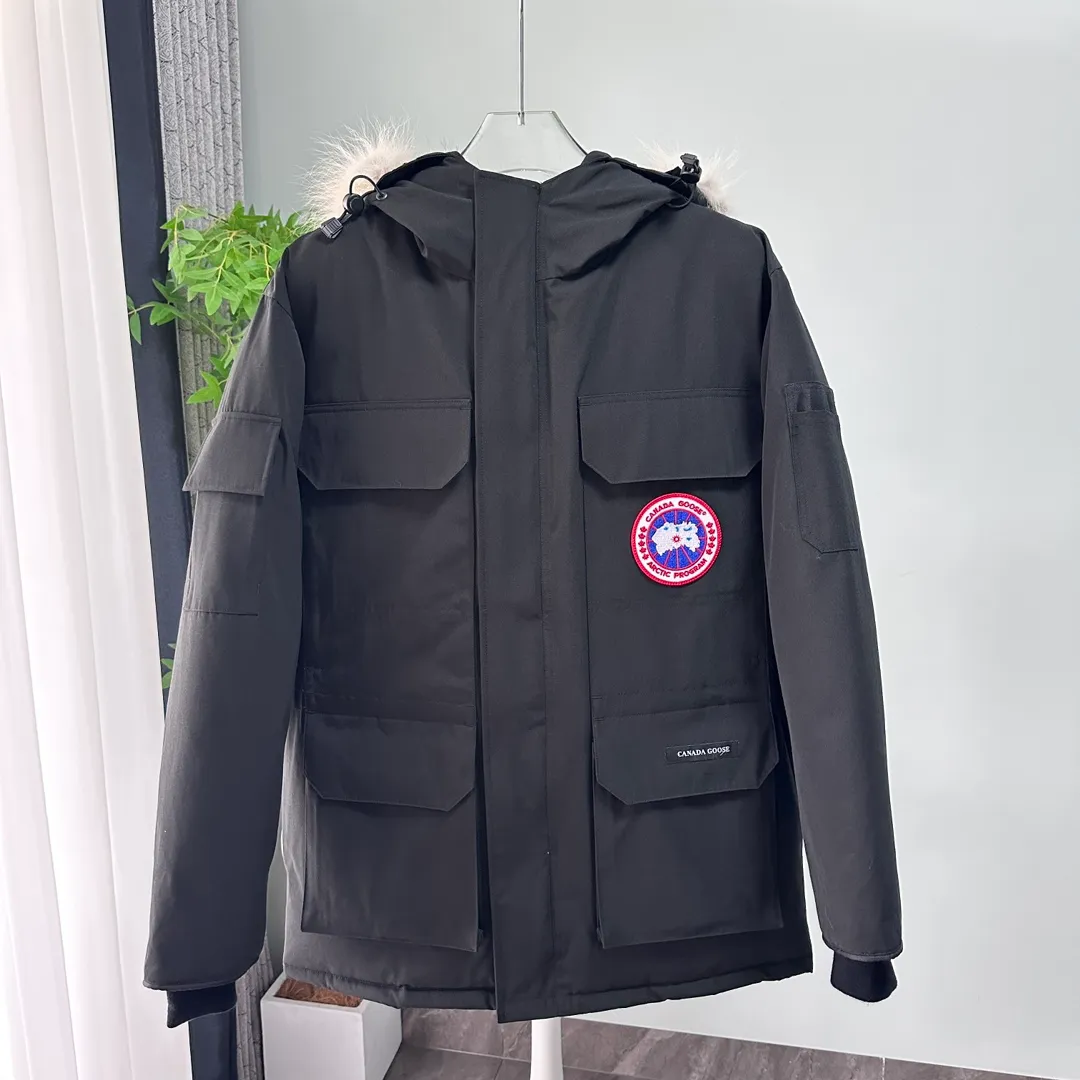 P700 CANADA GOOSE｜Canada Goose Expedition Parka｜Classic upgrade New 08 style Color: graphite gray, off-white, black, pink, navy blue, sky blue, Size: XS, S, M, L, XL, XXL, Product introduction Loose fit, multi-pocket design Larger size for free movement. 6 exterior pockets: 4 reversible front pockets, zippered side entry. There is a practical pocket on the left sleeve and a top pocket on the right sleeve. There is a drawstring on the inside of the waist and a logo patch on the back. The waist is designed with an inside drawstring, which can be adjusted to provide excellent warmth. Woven grab straps at upper back with “Expedition” logo patch • Hood with removable zipper trim, interchangeable hood trim for personalization and added protection (this jacket is not available with the classic hood trim) • Chin protection element has a tricot inner fabric for softness and comfort • Woven grab straps at upper back with “Expedition” logo patch • Internal drawstring at the waist, adjustable to provide excellent warmth •Snap-in rib knit cuffs for added comfort and optimal heat locking in •Stylish hanging inner straps allow the jacket to be carried over the shoulder, hands-free •Stowaway nylon stretch snow skirt for added protection •Two-way zipper covered fly with Velcro® snaps that unzips from the bottom for increased range of motion and breathability. A windproof fly is designed under the zipper for an extra layer of protection. • 6 exterior pockets: 4 two-way pockets on the front with top flap and Velcro® snaps, and zippered side entry. Utility pockets on left sleeve and right sleeve with top flap and velcro® snaps Internal pockets: 1 zipped pocket, 2 mesh drop-in pockets Embroidered Canada Goose logo